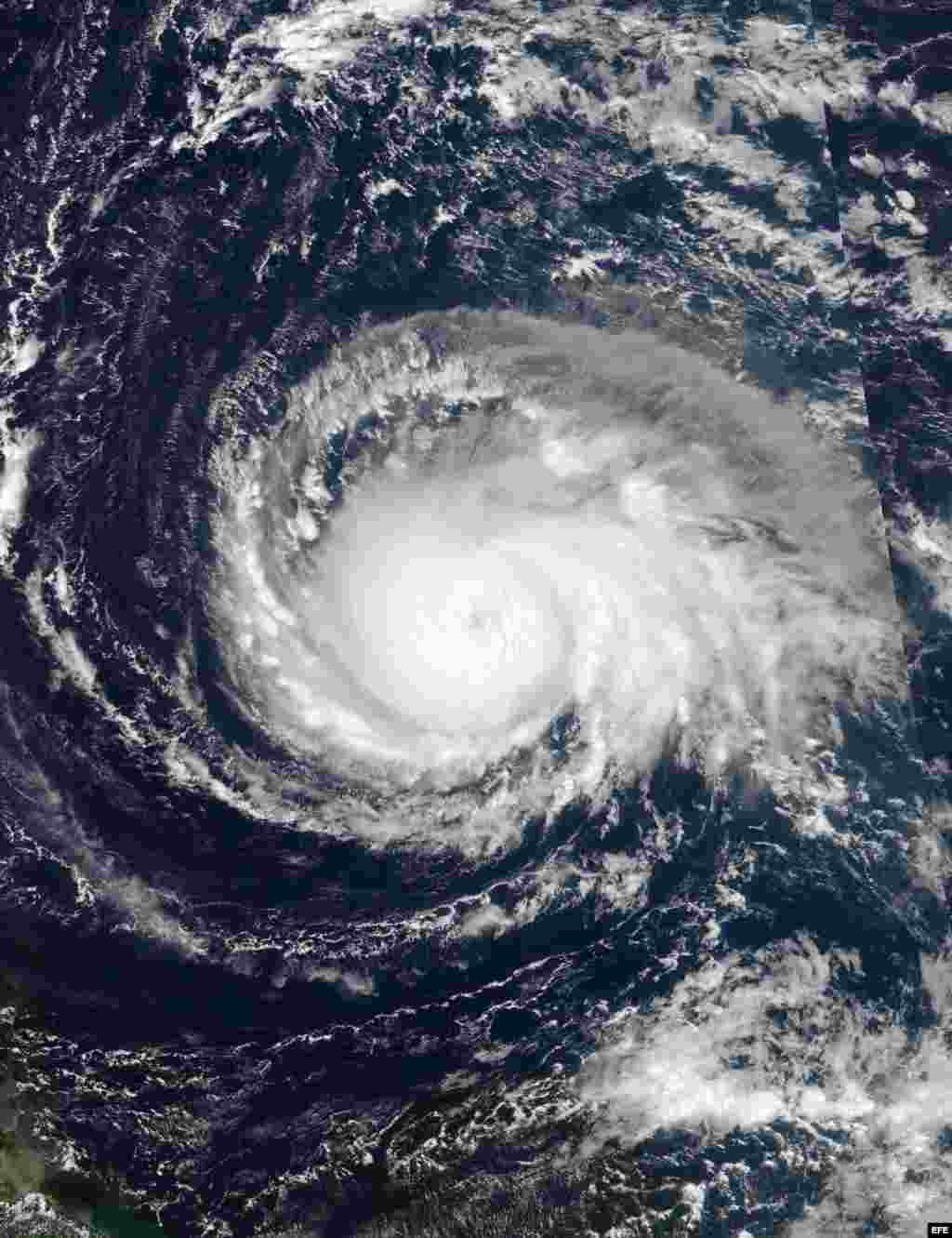 Algunas características de huracanes como irma: Mientras el fenómeno permanece sobre el agua caliente, se fortalece y crece. Tras varias horas o días,&nbsp;la tormenta se&nbsp;va intensificando&nbsp;hasta convertirse en huracán cuando los vientos de su entorno se organizar y empiezan a rotar a velocidades superiores a los 120 kilómetros por hora.