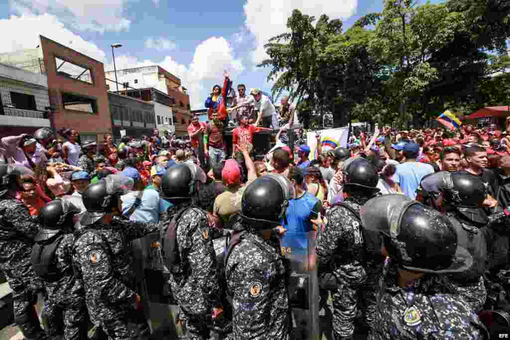 Vista de los enfrentamientos entre un grupo de personas adeptas al oficialismo y personas opositoras al gobierno nacional durante la consulta popular.