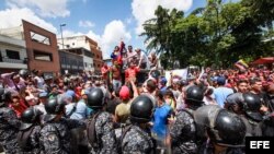 Vista de los enfrentamientos entre un grupo de personas adeptas al oficialismo y personas opositoras al gobierno nacional durante la consulta popular el domingo.