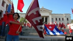 ARCHIVO. Un grupo de estudiantes enarbolan banderas cubanas y de la FEU, en la escalinata de la Universidad de La Habana.