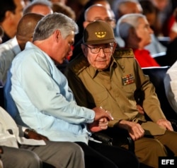 Miguel Díaz-Canel junto al exgobernante cubano Raúl Castro.