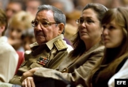 Raúl Castro (i), junto a su hija Deborah (c) y su nieta Vilma en una velada solemne en homenaje a Vilma Espín.