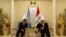 El canciller iraquí, Hoshiyar Zebari (d), se reúne con el secretario general de Naciones Unidas, Ban Ki-moon (c), en Bagdad, Irak. 