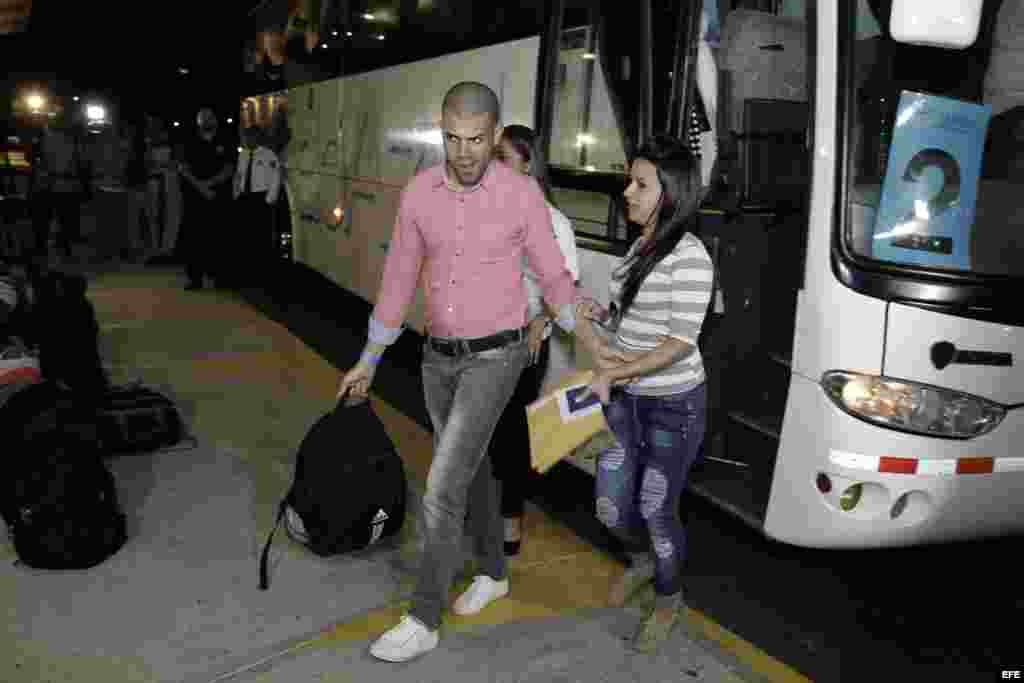 Del albergue al aeropuerto, la ruta final de los cubanos varados en Costa Rica.