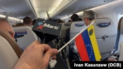 El equipo de Martí Noticias a bordo del vuelo de American Airlines que reanuda la conexión directa Miami-Caracas tras 7 años suspendida. 