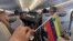 El equipo de Martí Noticias a bordo del vuelo de American Airlines que reanuda la conexión directa Miami-Caracas tras 7 años suspendida. 