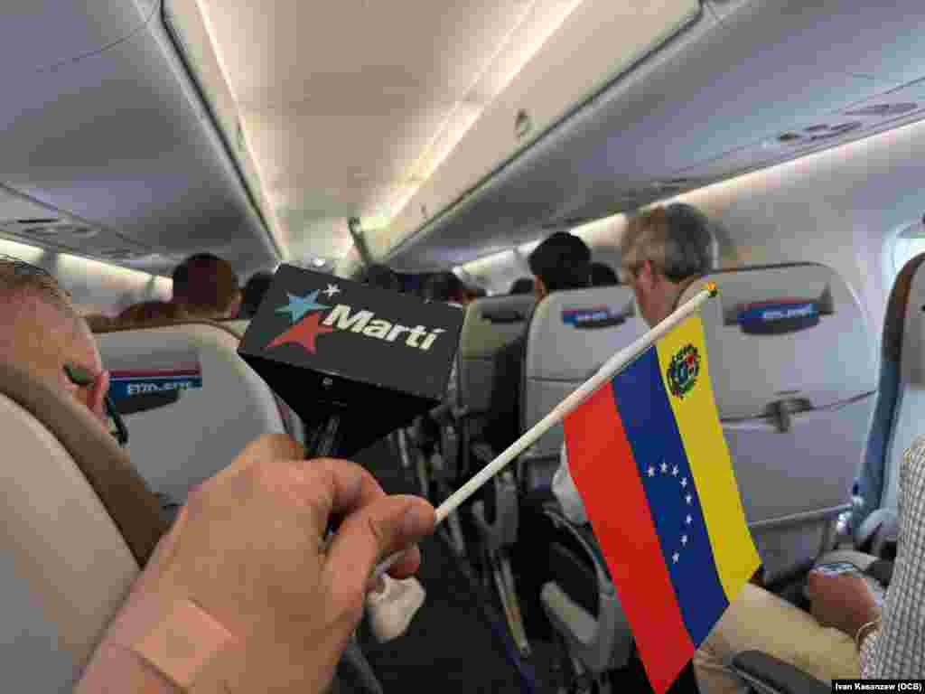 El equipo de Martí Noticias a bordo del vuelo de American Airlines que reanuda la conexión directa Miami-Caracas tras 7 años suspendida. 