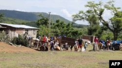 Pobladores de Hongolosongo esperan en fila para recibir la ayuda de EEUU distribuida por Cáritas.