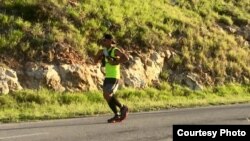 Alexis García planea correr 30 millas diarias durante 35 días. Foto tomada del Facebook de Run Across Cuba.