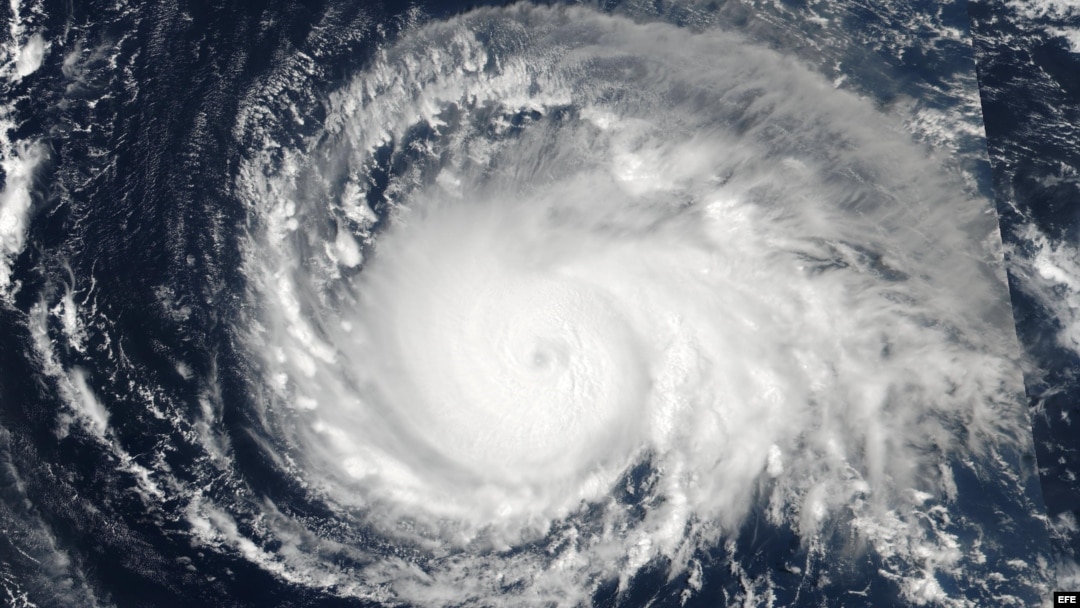 Fotografía cedida por la NASA el 05 de septiembre de 2017, que muestra una imagen adquirida por el satélite conjunto NASA / NOAA Suomi de la Asociación Nacional de Orbitación Polar (NPP) del huracán Irma cuando se acerca a las Islas Leeward al este de Pue