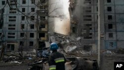 Un edificio residencial destruido por un ataque ruso en Zaporiyia, Ucrania, el 9 de octubre de 2022. (AP Foto/Leo Correa, File)