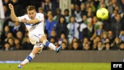 El jugador de la selección de Italia Emanuele Giaccherini anotó un gol ante Nigeria hoy, lunes 18 de noviembre de 2013, durante el juego amistoso entre ambas selecciones que se disputó en el Craven Cottage de Londres, Reino Unido.
