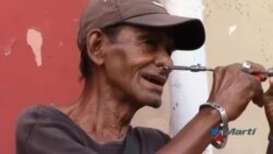 Anciano santiaguero se gana la vida como faquir