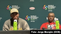 Yoán Moncada y el manager Germán Mesa, en la conferencia de prensa tras la victoria de Cuba sobre Panamá.