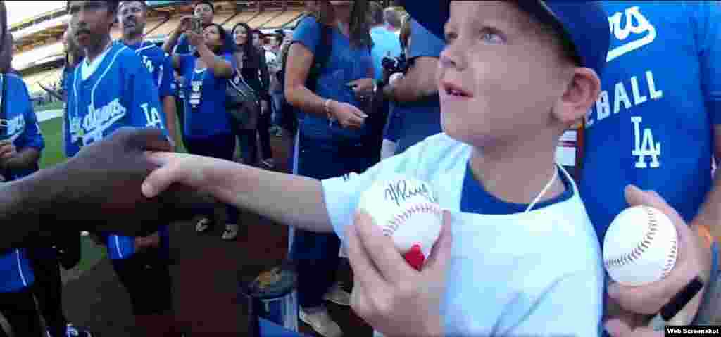 Puig hizo feliz a un niño. Le firmó una pelota de béisbol y le estrechó la mano. Una experiencia que este pequeño no olvidará jamás.