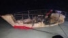 Imagen de la embarcación que naufragara la noche del jueves en los Cayos de la Florida. (Cortresía del US Coast Guard).