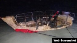 Imagen de la embarcación que naufragara la noche del jueves en los Cayos de la Florida. (Cortresía del US Coast Guard).