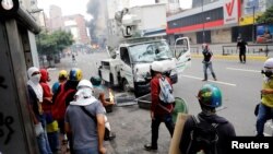 Manifestantes usan un camión para bloquear la calle durante las protestas de Venezuela en contra de Nicolás Maduro en el 2017. (Reuters/Carlos García Rawlins).