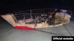 Embarcación que naufragó cerca de Sugarloaf Key, Florida, el 31 de marzo, con un número indeterminado de cubanos a bordo. (Foto: USCG)