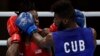Andy Cruz, de Cuba, en acción contra el estadounidense Keyshawn Davis, en el final olímpico de Tokio 2020. (REUTERS/Ueslei Marcelino)