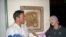 ARCHIVO. Alicia Alonso agradece a Bejarano, una obra dedicada a ella.           