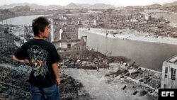 Un hombre mira un archivo fotográfico de la bomba atómica que el ejército estadounidense lanzó sobre Hiroshima en 1945 en un museo del Parque de la Paz en Hiroshima, Japón,