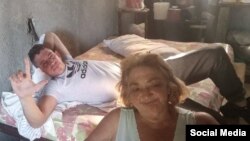 El opositor Yoel Bravo López y su madre. 