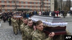 Soldados ucranianos portando ataúdes de comapañeros caídos 