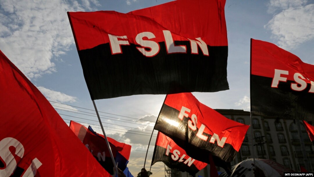 Banderas del partido gobernante en Nicaragua. (AFP/INTO OCON).