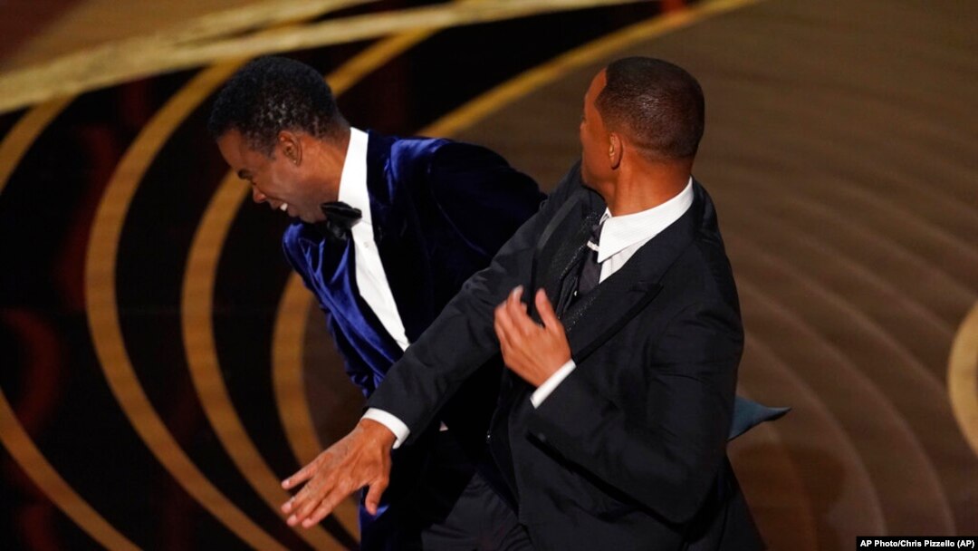 El momento en que el actor Will Smith agredió al comediante Chris Rock.