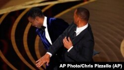 El momento en que el actor Will Smith agredió al comediante Chris Rock.
