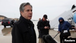 Antony Blinken habla con los periodistas antes de partir a Bruselas. REUTERS/Evelyn Hockstein/Pool