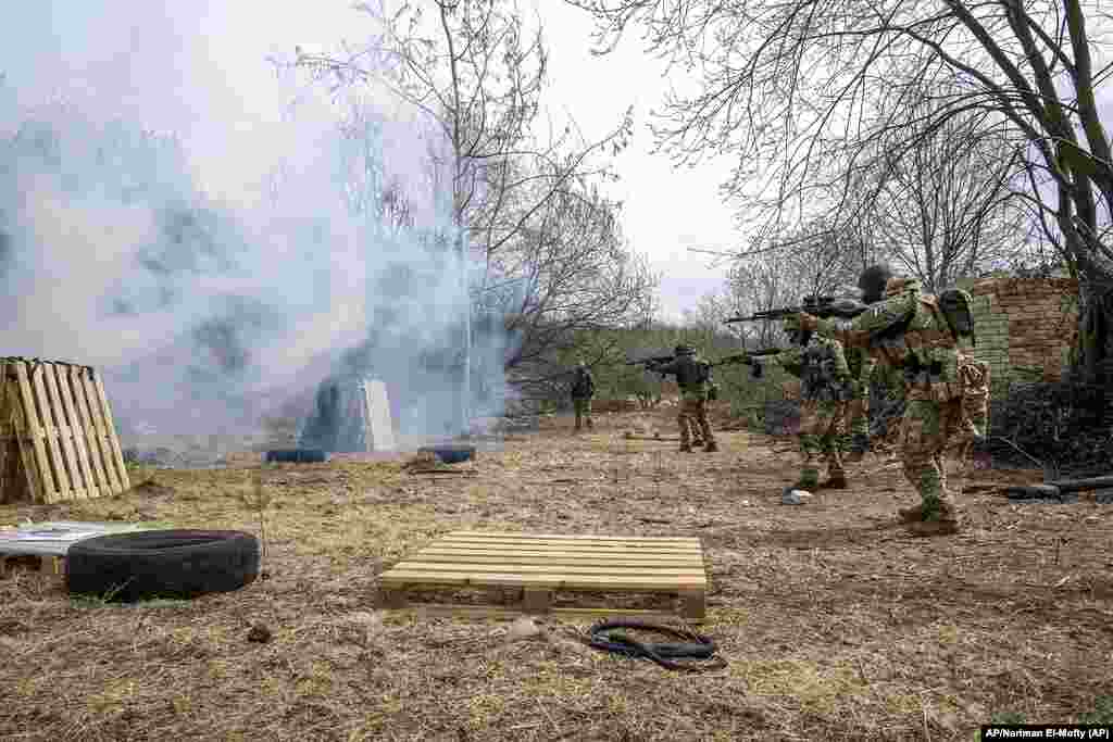Soldados ucranianos de la 103ra brigada de la Defensa Territorial de las Fuerzas Armadas, disparan sus armas, durante un ejercicio de entrenamiento, el martes 29 de marzo de 2022, en un lugar no revelado, cerca de Leópolis, en el oeste de Ucrania. (AP Foto/Nariman El-Mofty)