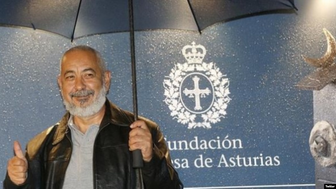 Padura a la entrada de los Premios Princesa de Asturias 2015.