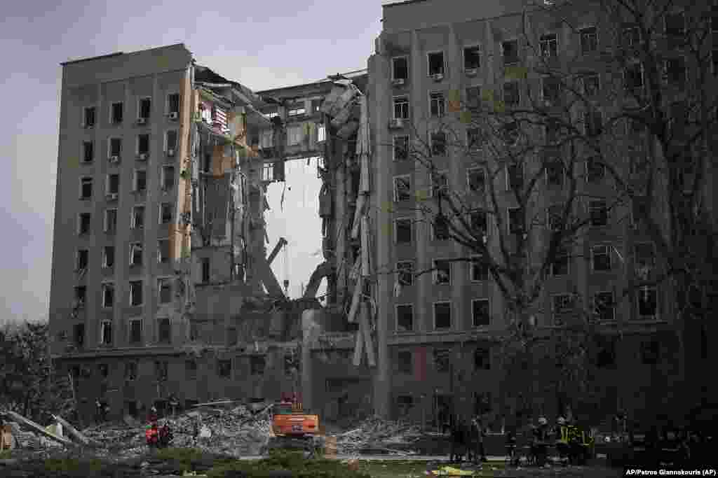 El personal de emergencia trabaja en el lugar de la sede del gobierno regional de Mykolaiv, Ucrania, el martes 29 de marzo de 2022 tras un ataque mortal ruso. (AP Foto/Petros Giannakouris)