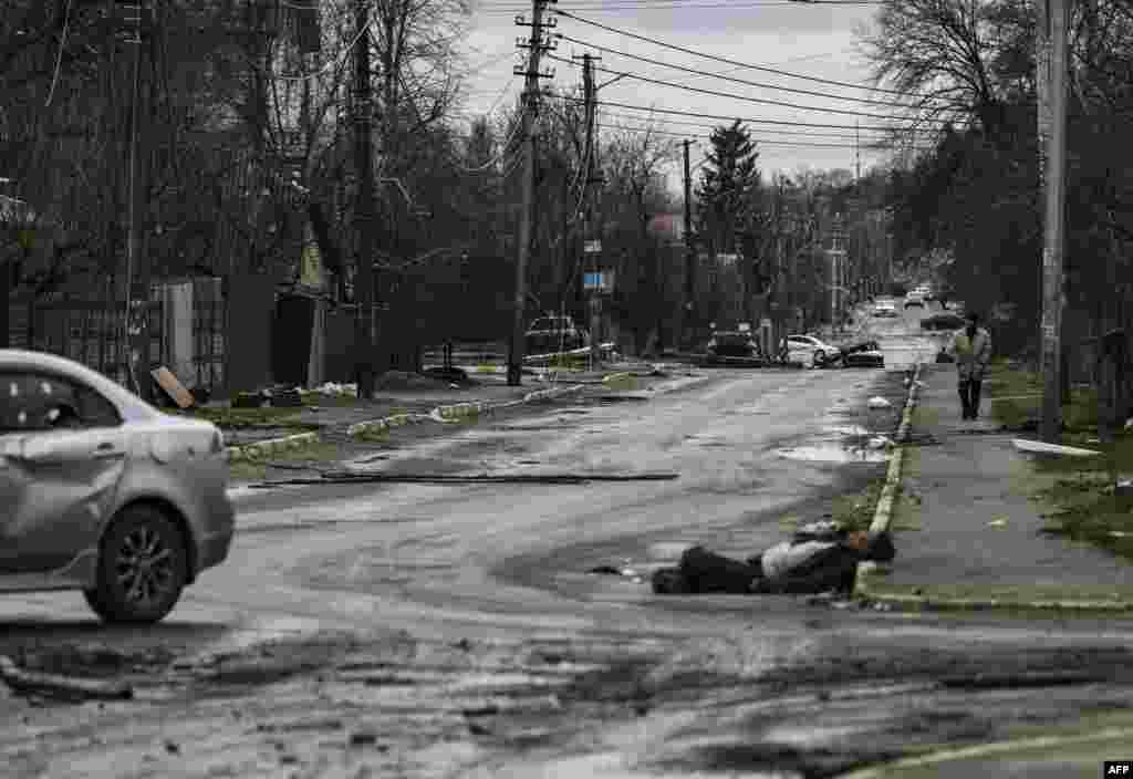 Vista general de una calle de Bucha con los cuerpos de ucranianos asesinados durante la retirada de las tropas rusas. 