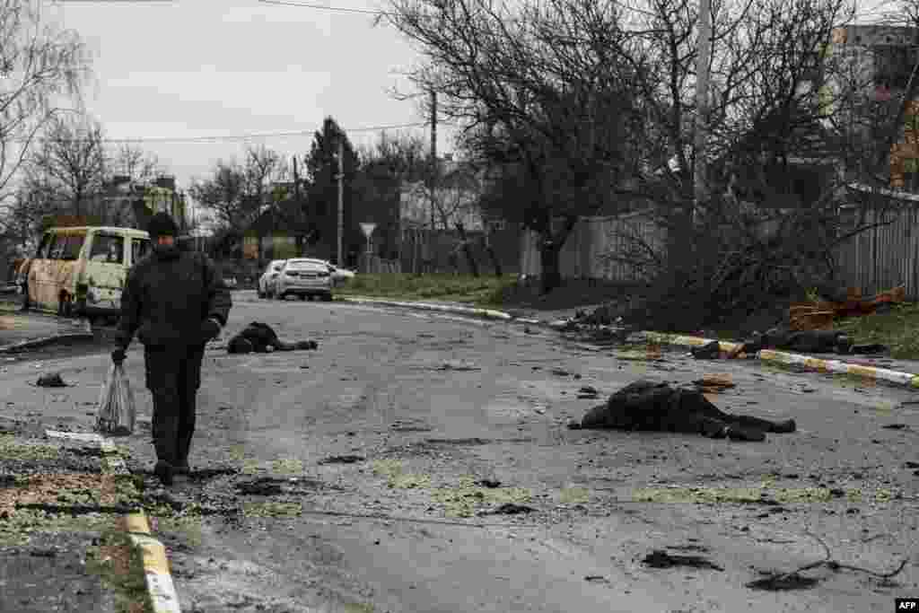 Ucranianos asesinado en las calles de Bucha durante la retirada de las tropas rusas. 