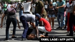 Un manifestante detenido en La Habana el 11 de julio, en las protestas contra el gobernante Miguel Díaz-Canel.