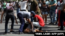 Un manifestante detenido en La Habana el 11 de julio, en las protestas contra el gobernante Miguel Díaz-Canel.
