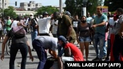 Un manifestante detenido en La Habana, el 11 de julio, en las protestas contra el gobernante Miguel Díaz-Canel. ( YAMIL LAGE / AFP)
