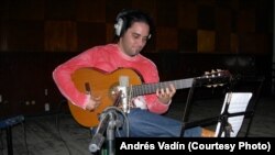 El guitarrista, Andrés Vadín, grabando un tema musical en Cuba.
