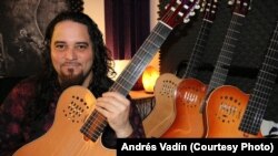 El guitarrista, Andrés Vadín, posa con sus guitarras.