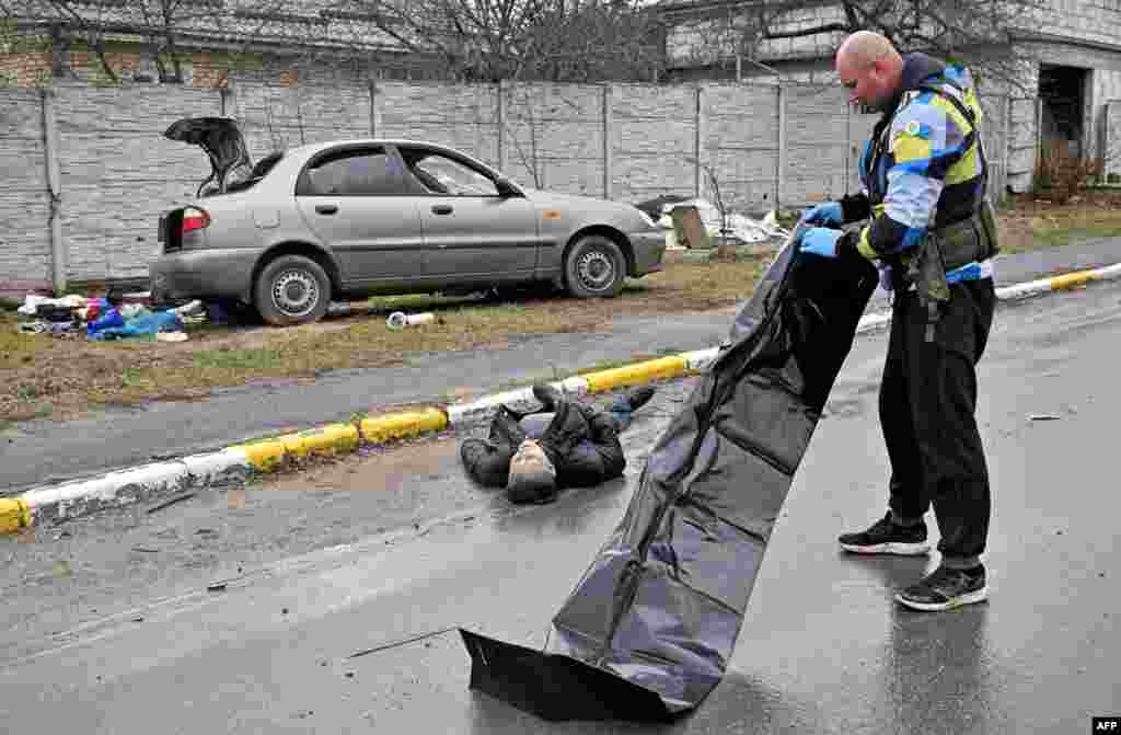 Recogida de cad&#225;veres en las calles de Bucha tras ser liberada de las tropas rusas. 