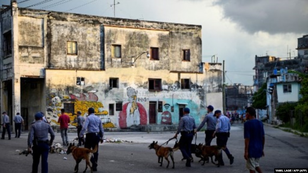 Policías con perros recorren las calles de La Habana el 11 de julio, día en que estallaron las protestas antigubernamentales en varias localidades de Cuba. 