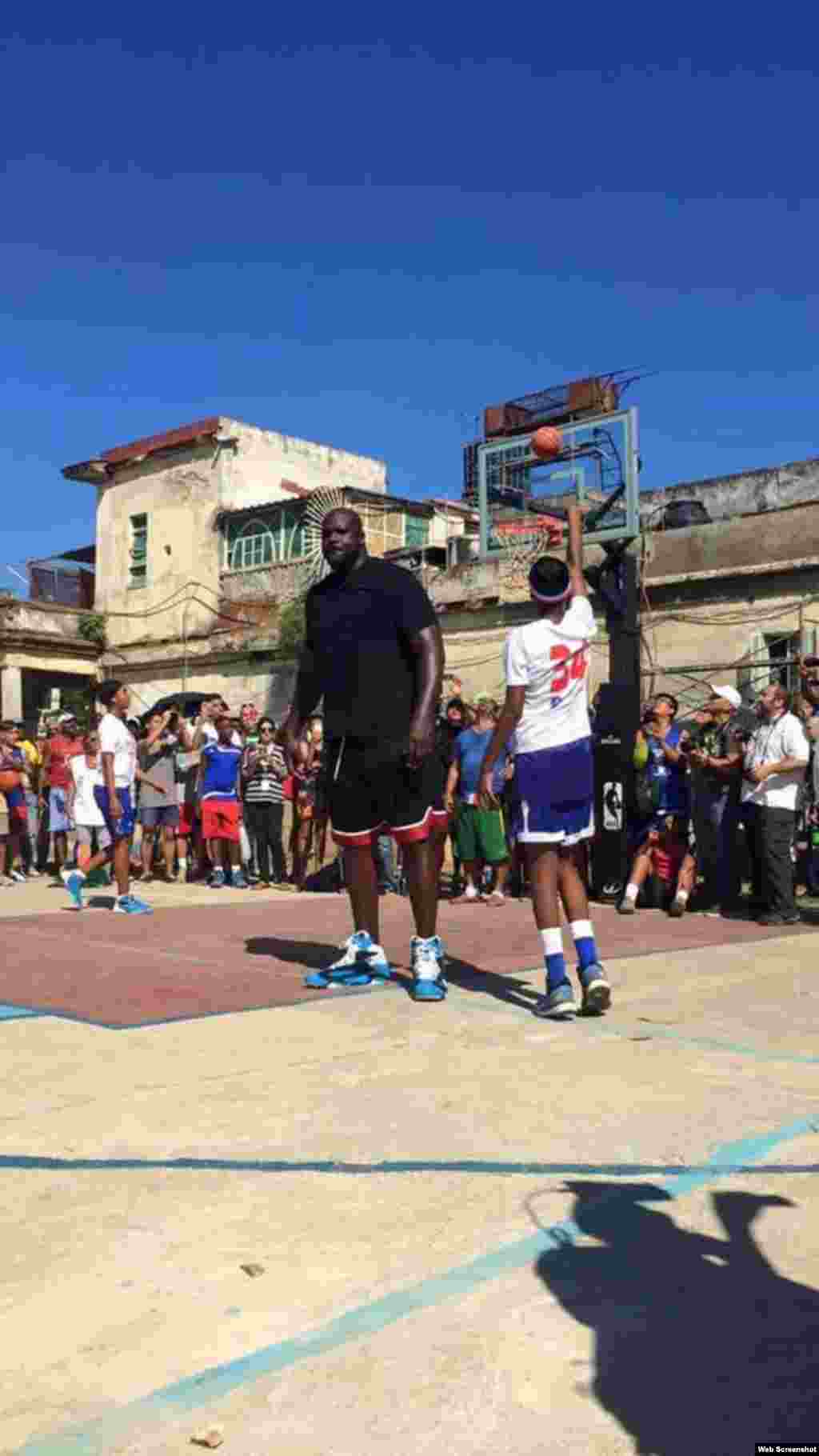 Shaquille O&#39;Neal entrena con el equipo juvenil de baloncesto en las canchas de 23 y B, en el barrio habanero del Vedado. Cortesía Vistar Magazine.
