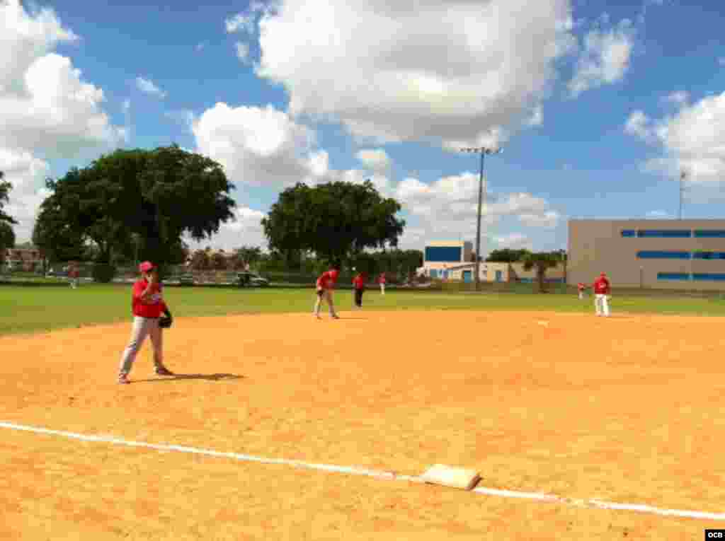 Cuadro del equipo Rojo (ganador) del "Juego del Reencuentro", celebrado en Hialeah. En tercera base está Gabriel Pierre y en el campo corto Eddy Oropesa.