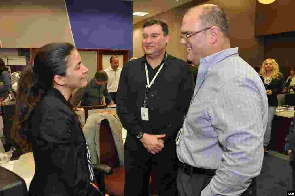 Rosa María Payá (i) junto a Paul Rodríguez (c) y Emilio Vazquez (d). 