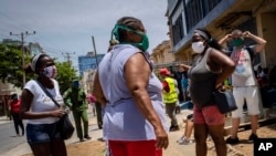 Cubanos se protegen con nasobucos. AP Photo/Ramon Espinosa