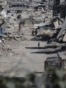 Palestinos se abren paso entre edificios destruidos en Jan Yunis, en el sur de la Franja de Gaza, el 31 de julio de 2026.