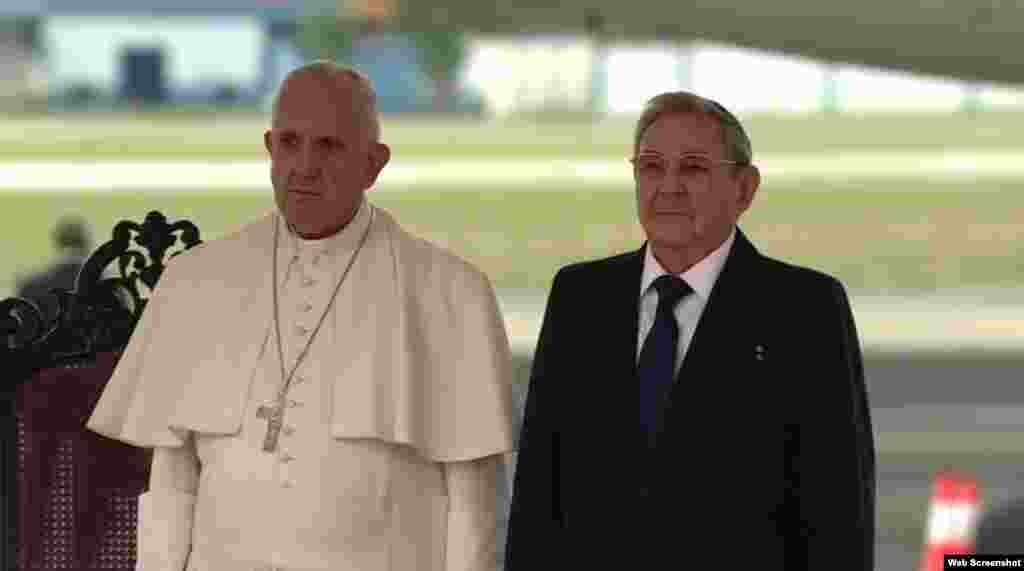 Primeras imágenes del papa Francisco y Raúl Castro a su llegada a La habana.